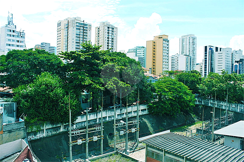 10 minutos a pé Metrô