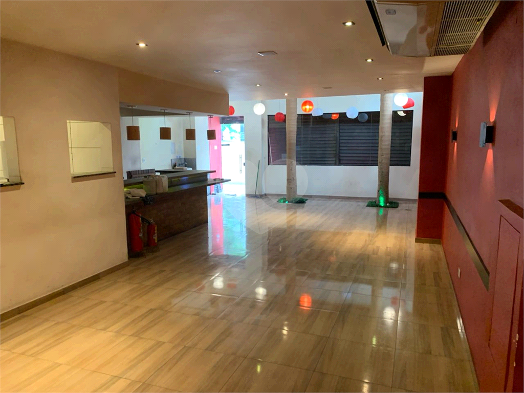 Salão Comercial de 126 m² para locação em Santana 