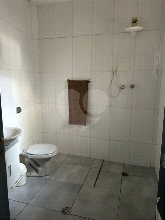 Excelente Casa Térrea com salão na parte superior.