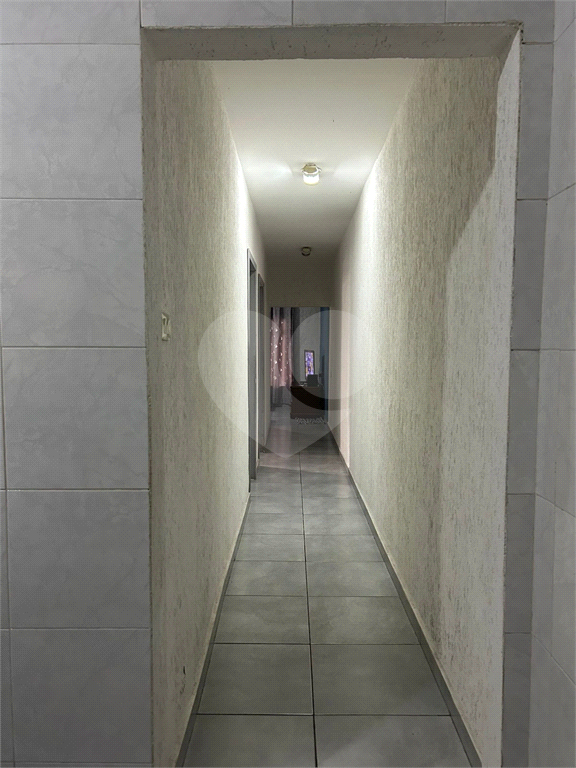 Excelente Casa Térrea com salão na parte superior.