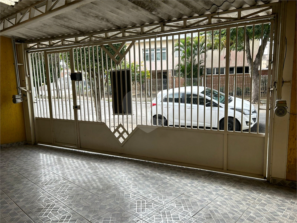 Excelente Casa Térrea com salão na parte superior.