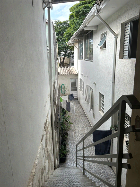 Excelente Casa Térrea com salão na parte superior.