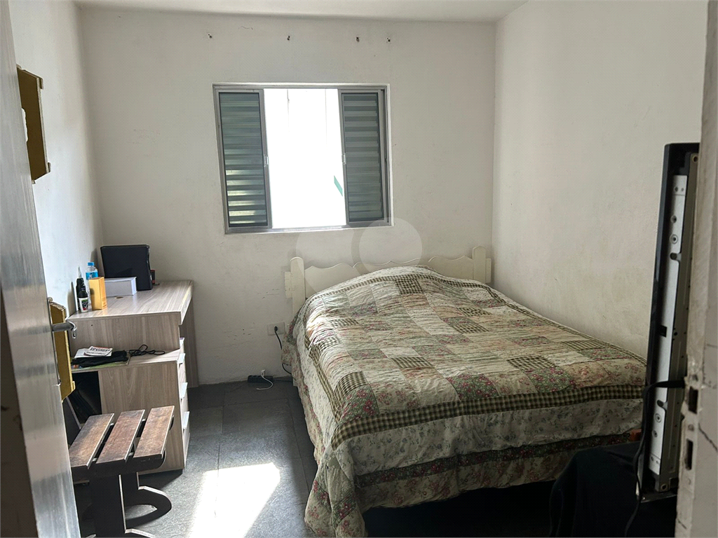 Excelente Casa Térrea com salão na parte superior.