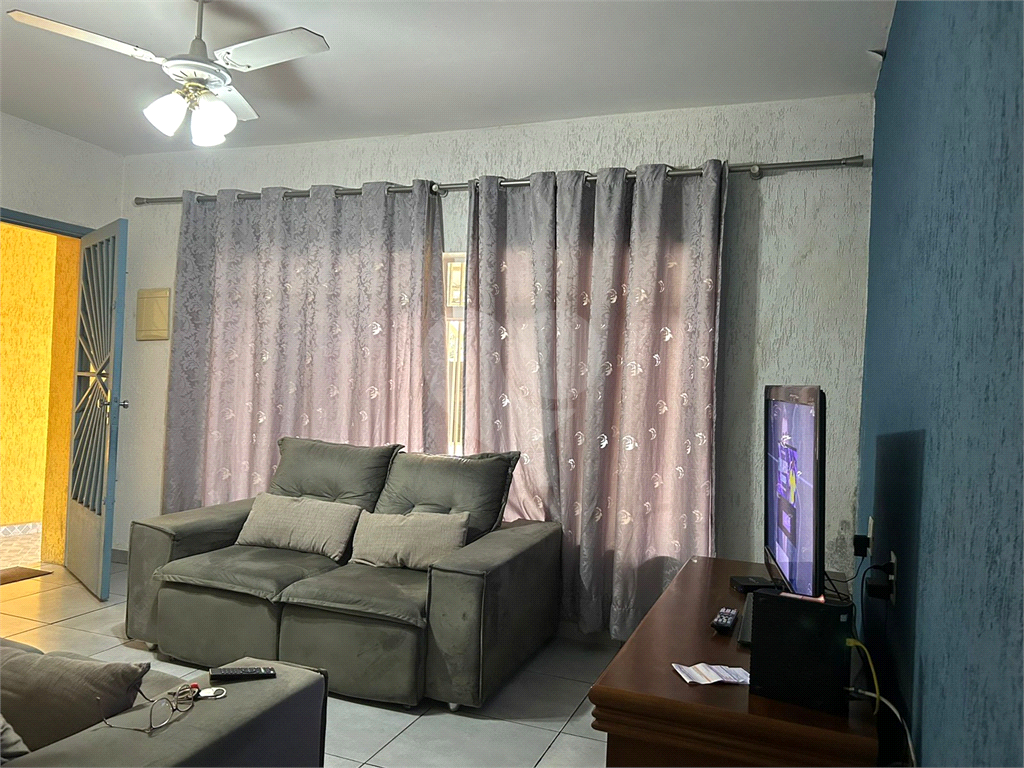 Excelente Casa Térrea com salão na parte superior.