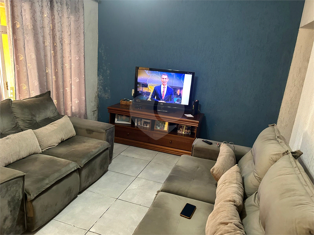Excelente Casa Térrea com salão na parte superior.
