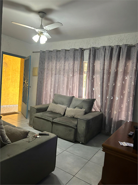 Excelente Casa Térrea com salão na parte superior.
