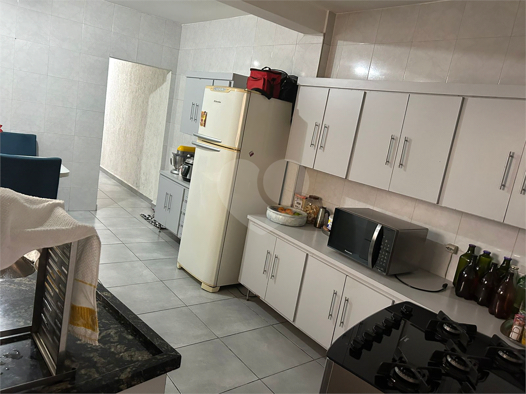 Excelente Casa Térrea com salão na parte superior.