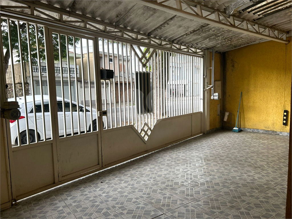 Excelente Casa Térrea com salão na parte superior.