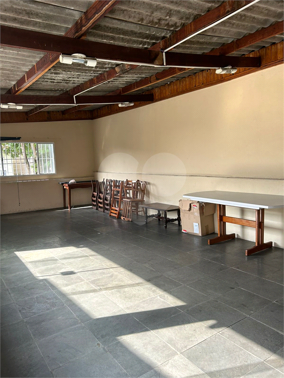 Excelente Casa Térrea com salão na parte superior.