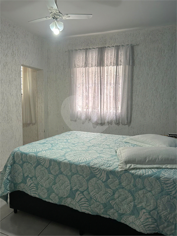 Excelente Casa Térrea com salão na parte superior.