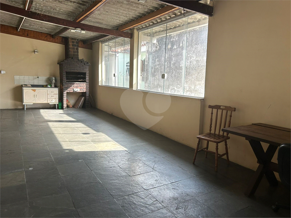 Excelente Casa Térrea com salão na parte superior.
