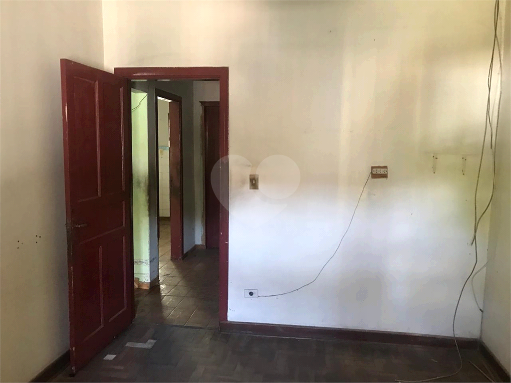 Vende-se casa para ponto comercial.