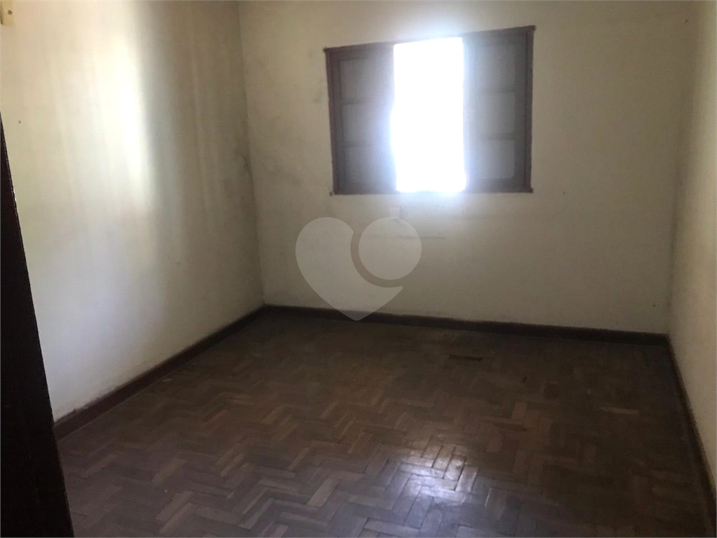 Vende-se casa para ponto comercial.