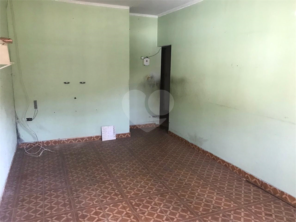 Vende-se casa para ponto comercial.