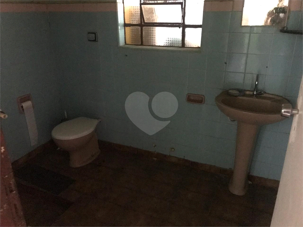 Vende-se casa para ponto comercial.