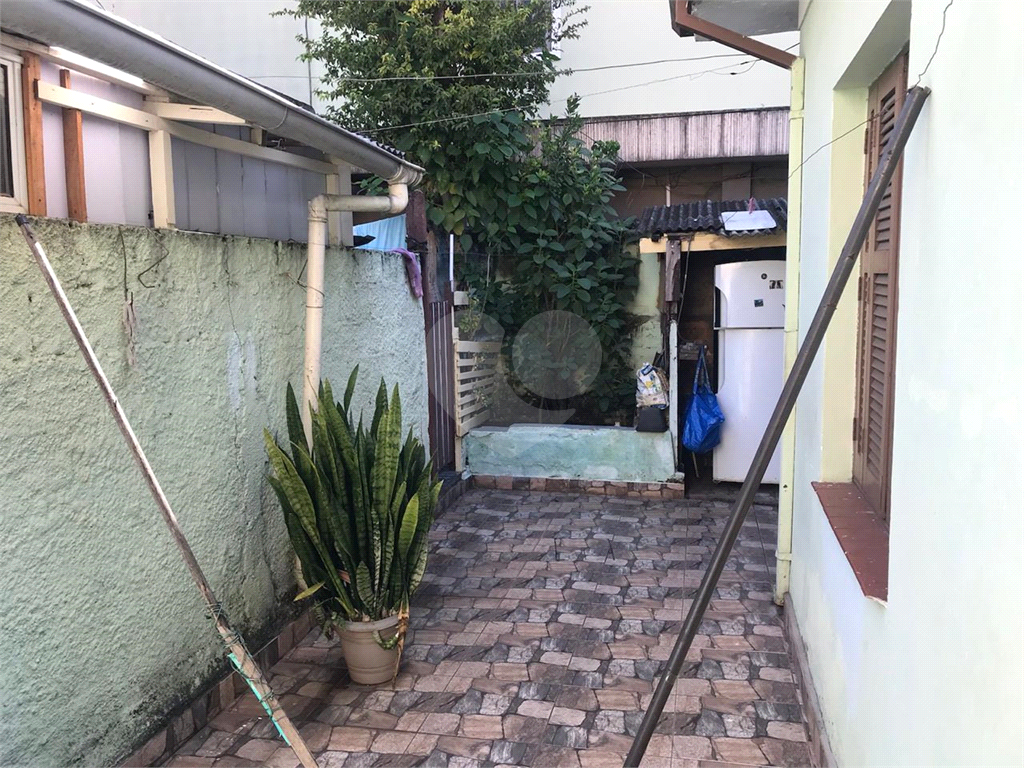Vende-se casa para ponto comercial.