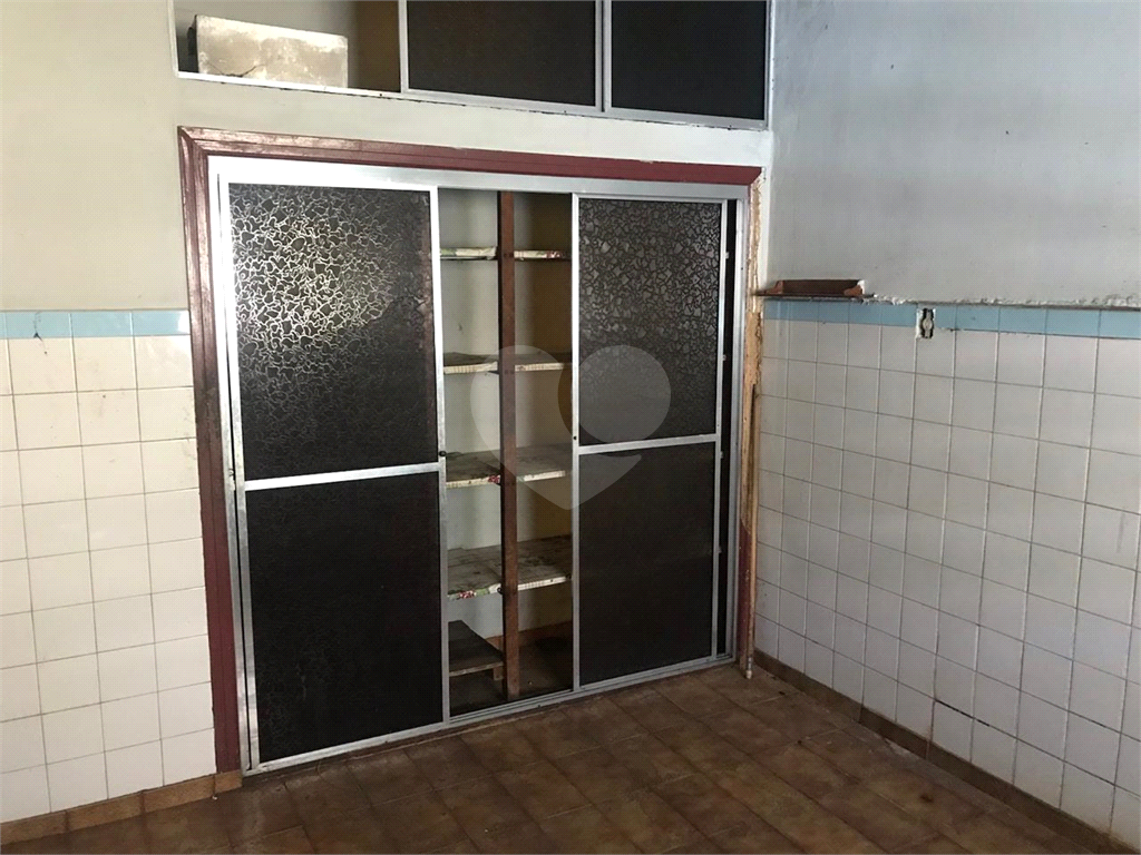 Vende-se casa para ponto comercial.