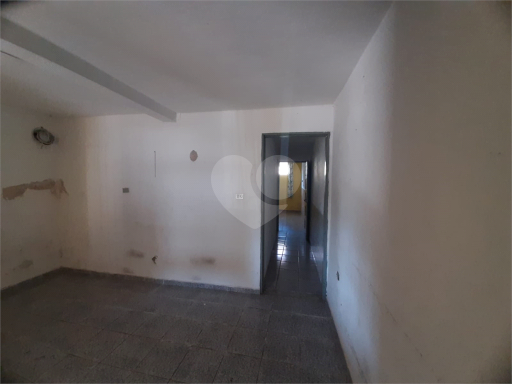 Sobrado para vender com 140m2 de área construída com 5 quartos e 2 vagas de garagem.