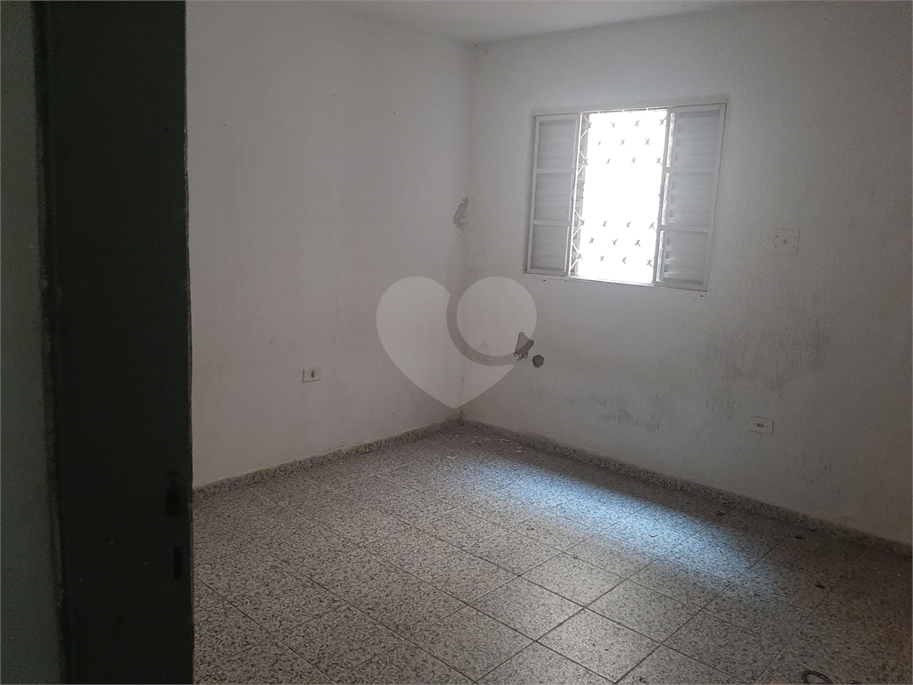 Sobrado para vender com 140m2 de área construída com 5 quartos e 2 vagas de garagem.