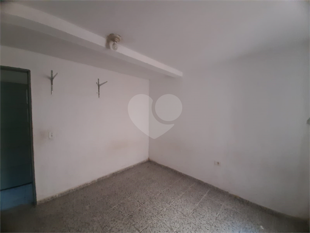 Sobrado para vender com 140m2 de área construída com 5 quartos e 2 vagas de garagem.