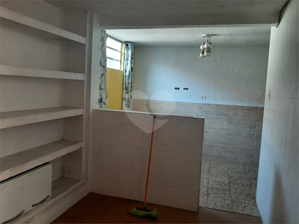 Sobrado para vender com 140m2 de área construída com 5 quartos e 2 vagas de garagem.