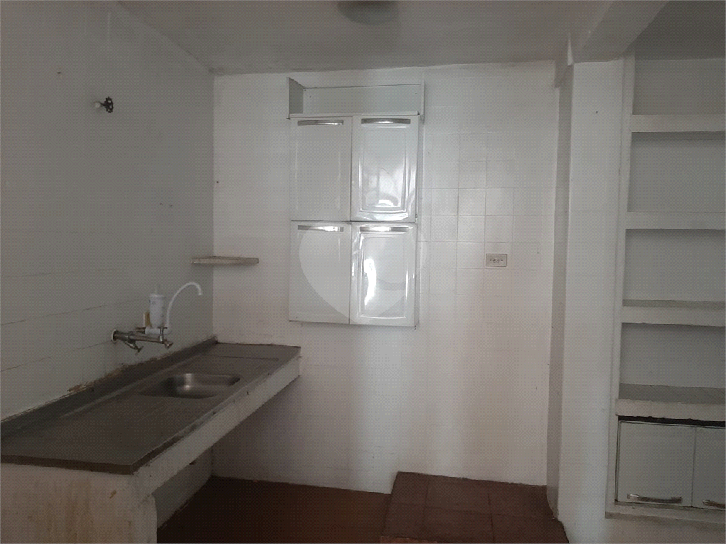 Sobrado para vender com 140m2 de área construída com 5 quartos e 2 vagas de garagem.