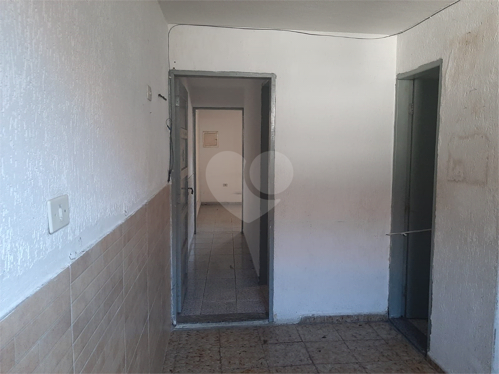 Sobrado para vender com 140m2 de área construída com 5 quartos e 2 vagas de garagem.