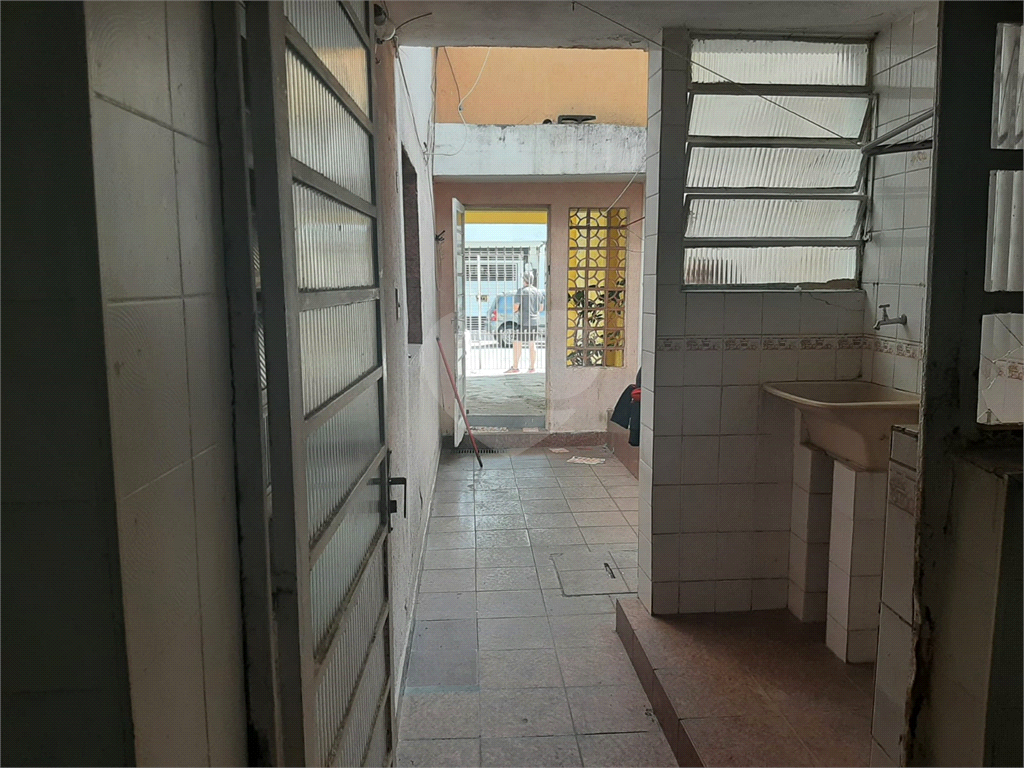 Sobrado para vender com 140m2 de área construída com 5 quartos e 2 vagas de garagem.