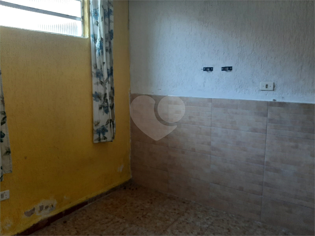 Sobrado para vender com 140m2 de área construída com 5 quartos e 2 vagas de garagem.