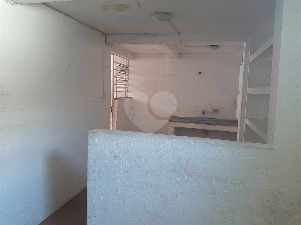 Sobrado para vender com 140m2 de área construída com 5 quartos e 2 vagas de garagem.