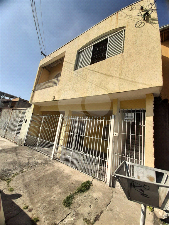 Sobrado para vender com 140m2 de área construída com 5 quartos e 2 vagas de garagem.