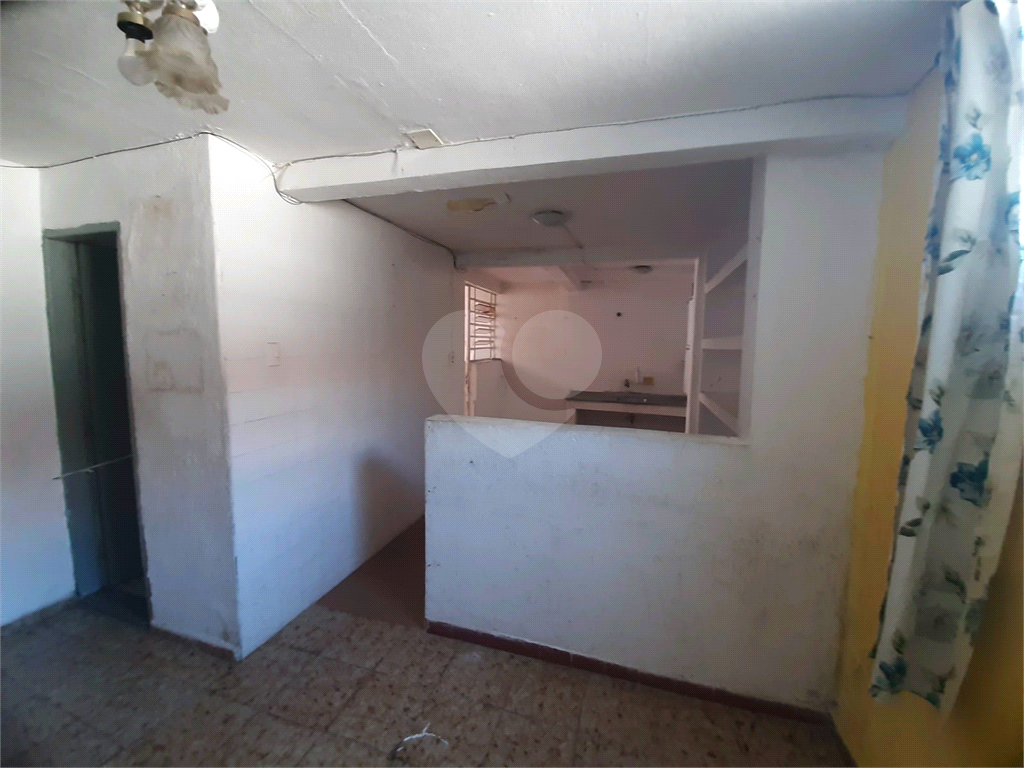 Sobrado para vender com 140m2 de área construída com 5 quartos e 2 vagas de garagem.