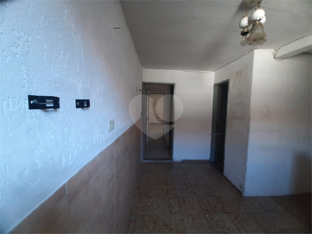 Sobrado para vender com 140m2 de área construída com 5 quartos e 2 vagas de garagem.
