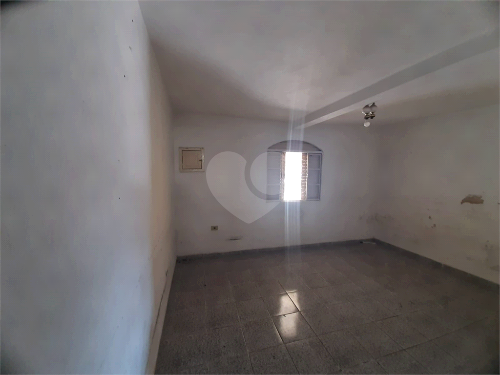 Sobrado para vender com 140m2 de área construída com 5 quartos e 2 vagas de garagem.