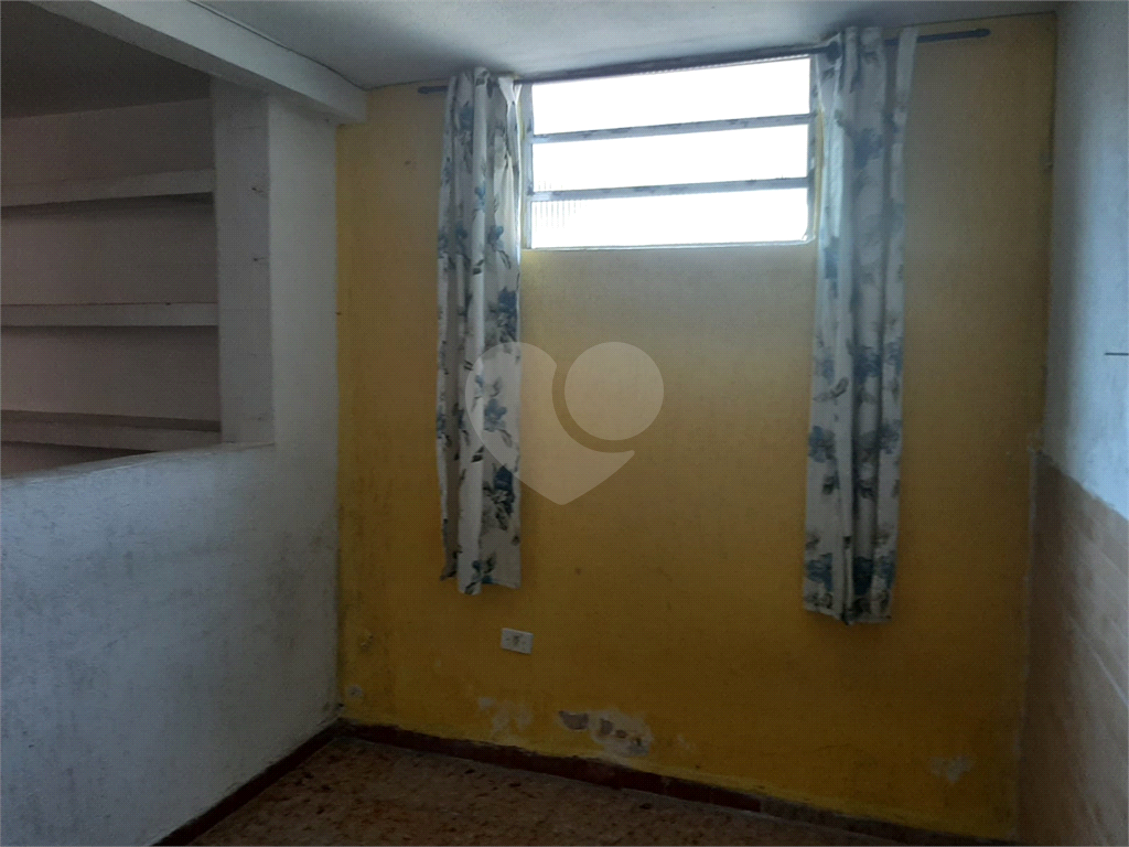Sobrado para vender com 140m2 de área construída com 5 quartos e 2 vagas de garagem.