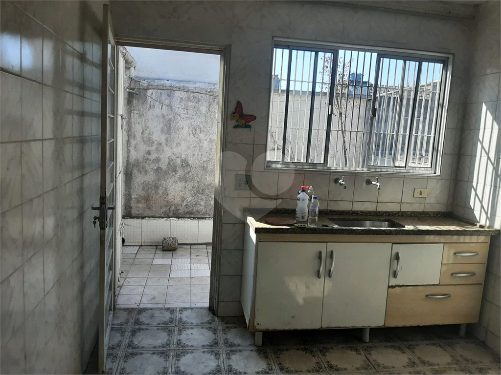 Sobrado para vender com 140m2 de área construída com 5 quartos e 2 vagas de garagem.