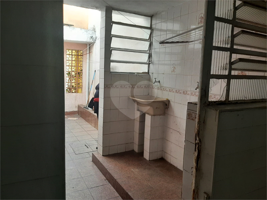 Sobrado para vender com 140m2 de área construída com 5 quartos e 2 vagas de garagem.
