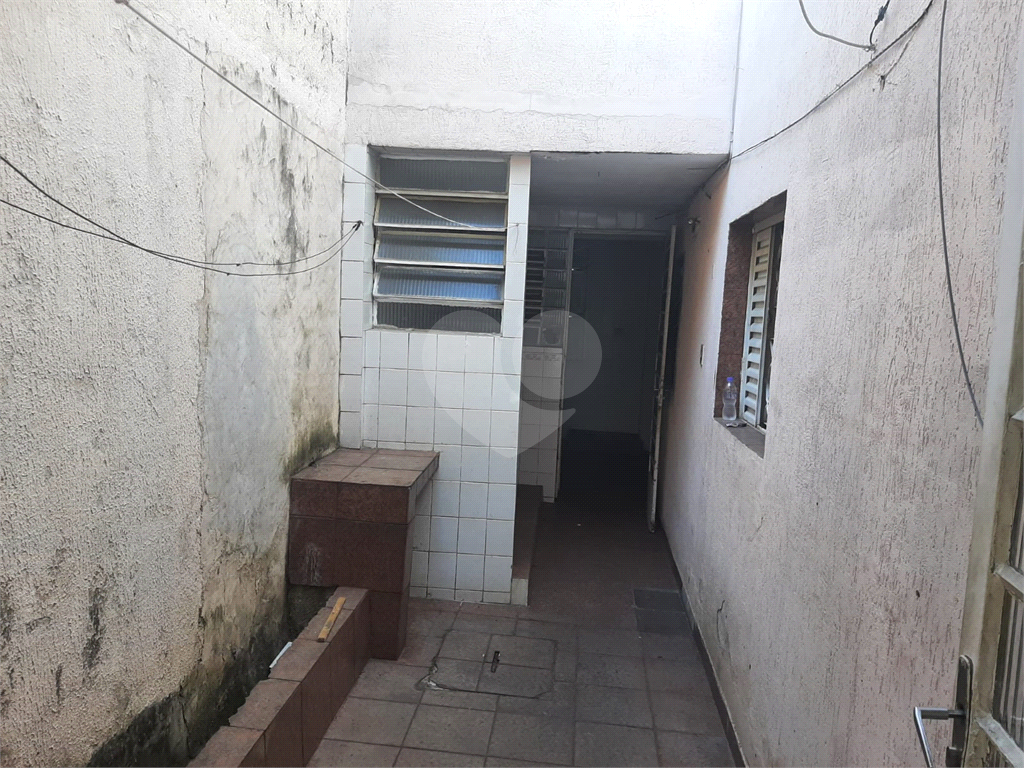 Sobrado para vender com 140m2 de área construída com 5 quartos e 2 vagas de garagem.