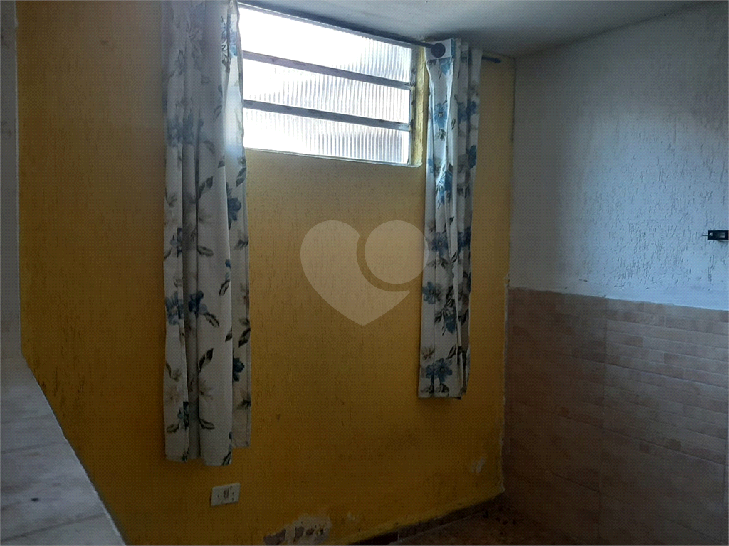 Sobrado para vender com 140m2 de área construída com 5 quartos e 2 vagas de garagem.