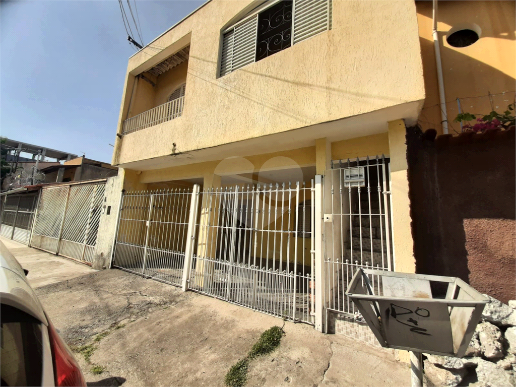 Sobrado para vender com 140m2 de área construída com 5 quartos e 2 vagas de garagem.