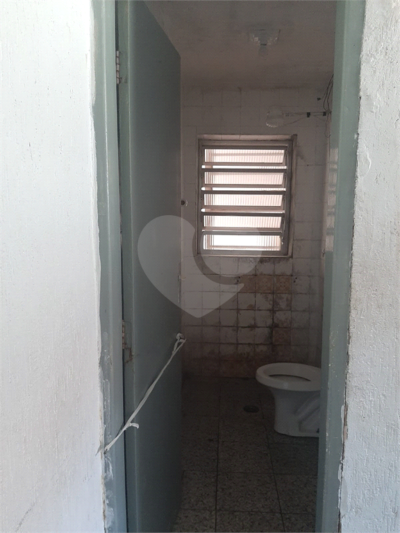 Sobrado para vender com 140m2 de área construída com 5 quartos e 2 vagas de garagem.
