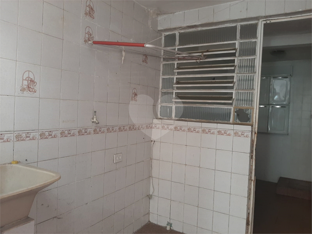 Sobrado para vender com 140m2 de área construída com 5 quartos e 2 vagas de garagem.