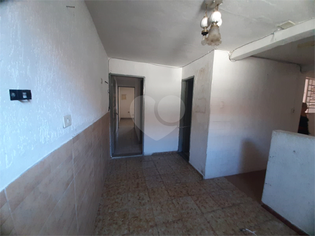 Sobrado para vender com 140m2 de área construída com 5 quartos e 2 vagas de garagem.