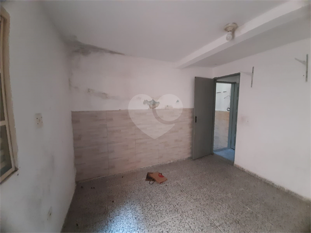 Sobrado para vender com 140m2 de área construída com 5 quartos e 2 vagas de garagem.