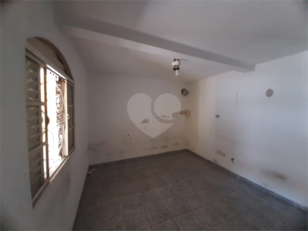 Sobrado para vender com 140m2 de área construída com 5 quartos e 2 vagas de garagem.