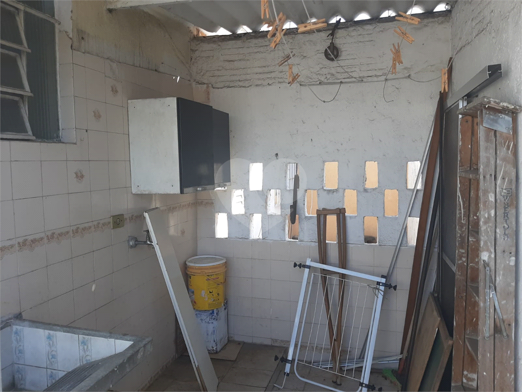 Sobrado para vender com 140m2 de área construída com 5 quartos e 2 vagas de garagem.