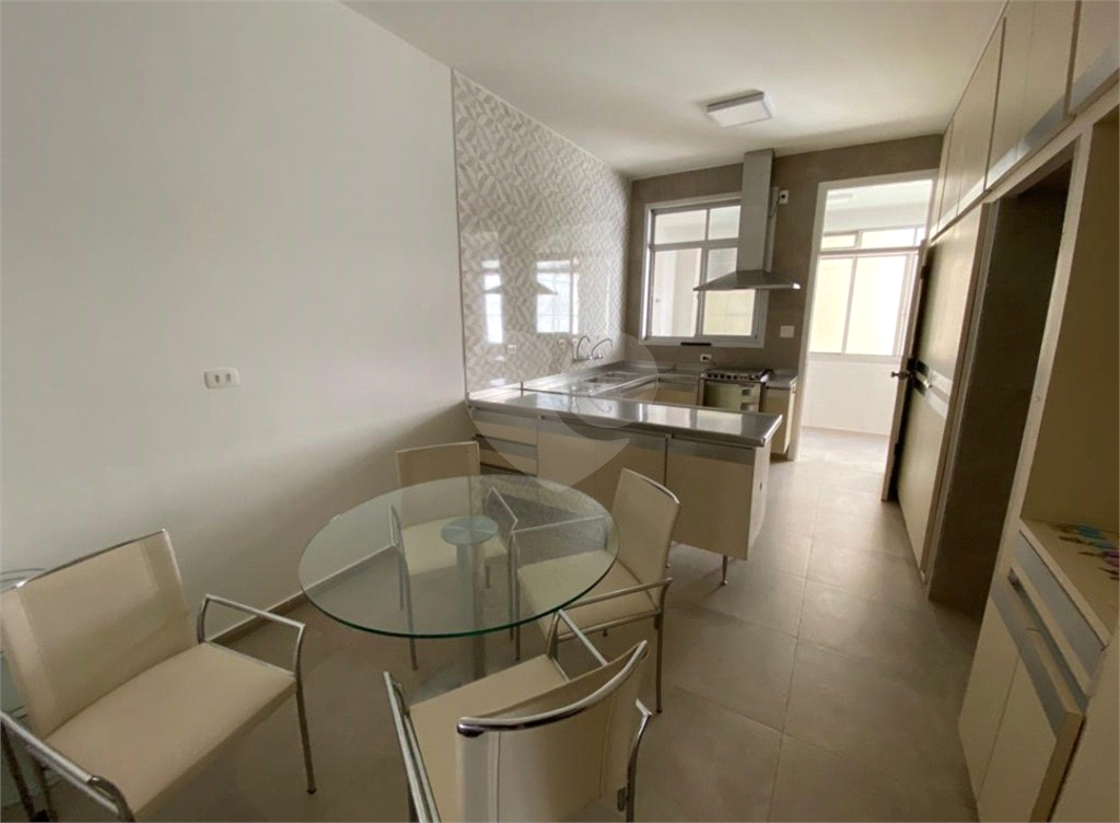 Apartamento à venda com 3 quartos, 208m² - Foto 2