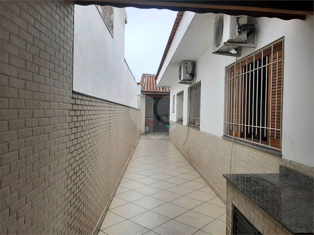 Casa térrea com 3 quartos (2 suítes), piscina, área gourmet e 4 vagas cobertas