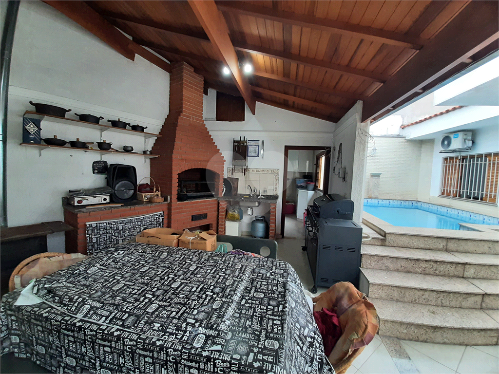 Casa térrea com 3 quartos (2 suítes), piscina, área gourmet e 4 vagas cobertas