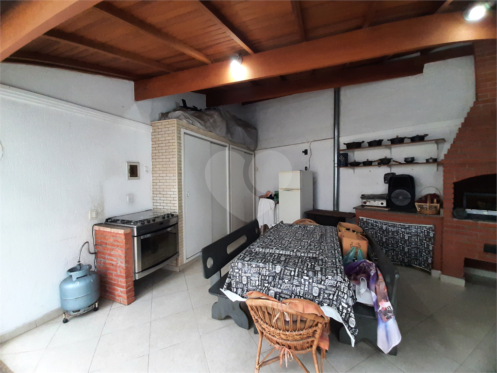 Casa térrea com 3 quartos (2 suítes), piscina, área gourmet e 4 vagas cobertas